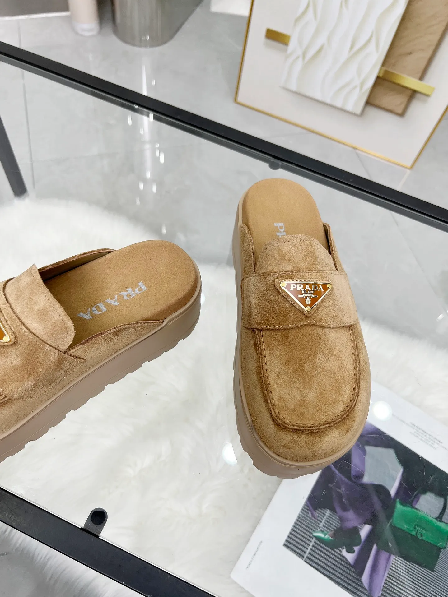 👟👟Ex-factory price 500👟👟 🌸Prada 2025 spring and summer new slippers 💫Velcro sandals The latest catwalk model, classic upgrades, comfort and fashionability coexist. Every color combination looks good, and the design matches different style needs ✅Upper: original customized cowhide ✅Inner lining: original customized sheepskin lining, cowhide feet ✅Outsole: original molded anti-slip outsole ✅Number of codes: 35-40 (41 customized, non-refundable and non-exchangeable)